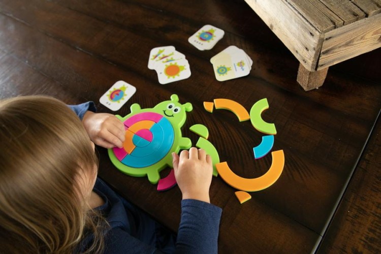Łamigłówka Żuczek Bugzzle - Fat Brain Toys
