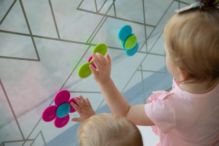 Spinnery na przyssawkach - 3 szt.  - Fat Brain Toys