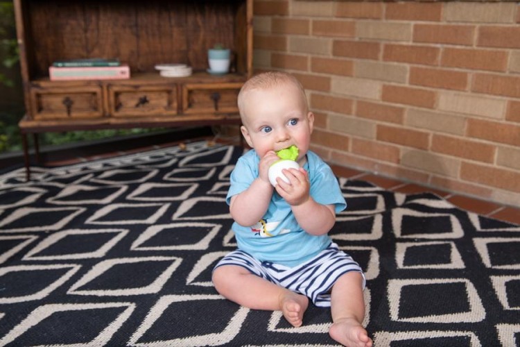 Gryzak - wańka wstańka zielony Dimpl - Fat Brain Toys