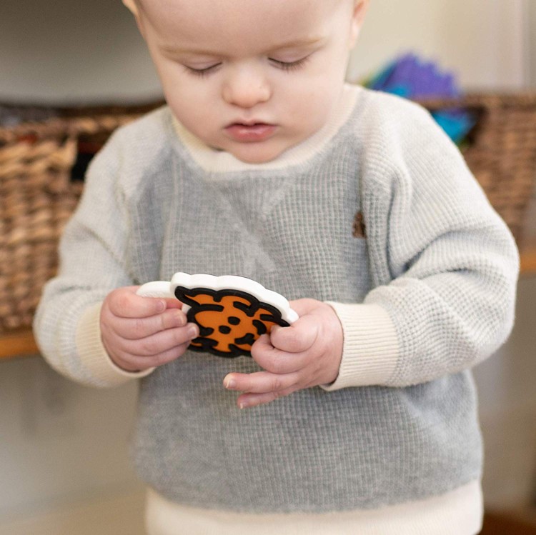 Gryzak pomarańczowy mózg logo Fat Brain Toys 5