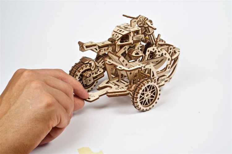 Motor Scrambler z bocznym wózkiem model mechaniczny do składania 380 el. Ugears 14