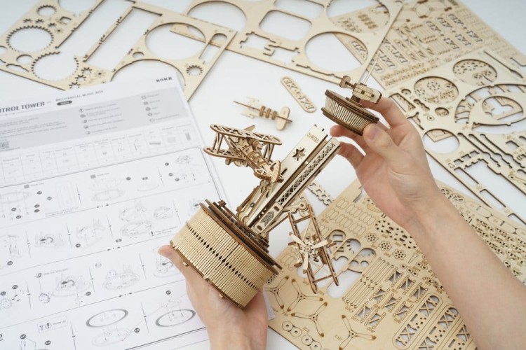pol_pl_ROBOTIME-Drewniane-Puzzle-3D-Pozytywka-Wieza-Kontroli-Lotow-581_11.jpg
