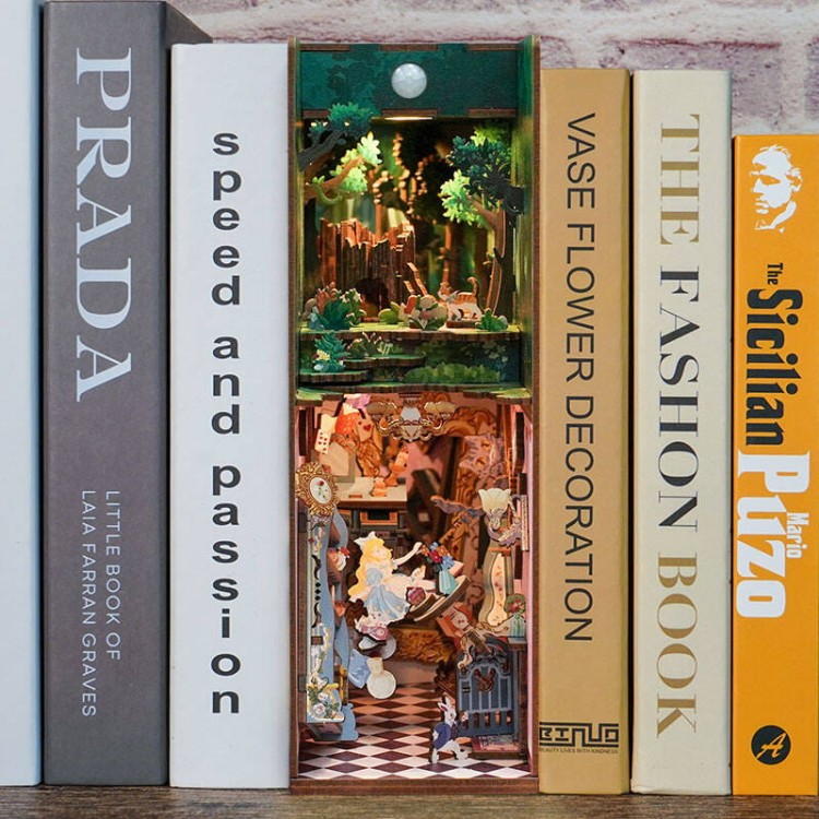 pol_pl_Tonecheer-Skladany-Drewniany-Model-3D-LED-Book-Nook-Alicja-w-Krainie-Czarow-1565_8.jpg