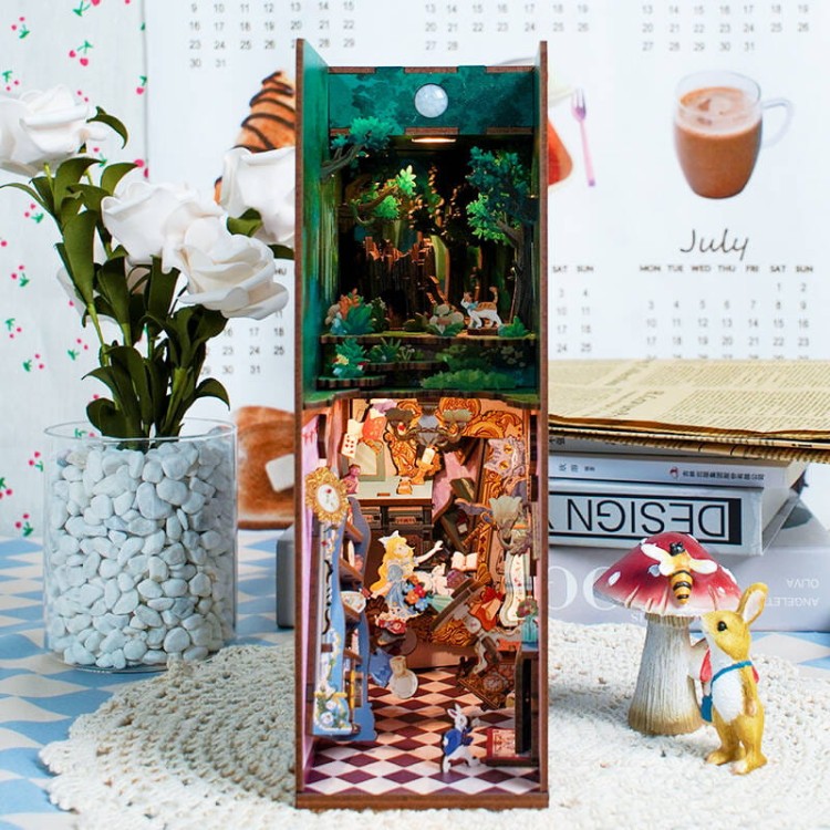 pol_pl_Tonecheer-Skladany-Drewniany-Model-3D-LED-Book-Nook-Alicja-w-Krainie-Czarow-1565_9.jpg