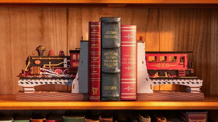 pol_pl_ROBOTIME-Skladany-Drewniany-Model-LED-Book-Nook-Pociag-Stulecia-1742_5.webp