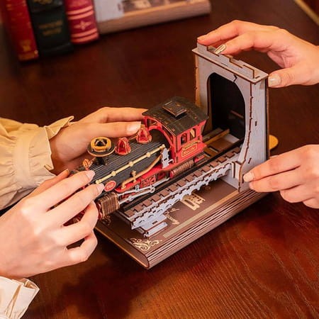 pol_pm_ROBOTIME-Skladany-Drewniany-Model-LED-Book-Nook-Pociag-Stulecia-1742_3.jpg