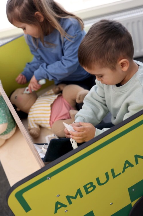 Micki drewniany duży ambulans mebel auto karetka wyposażenie.jpg