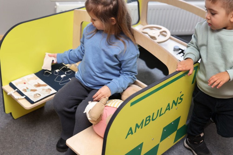 Micki drewniany duży ambulans mebel auto karetka wyposażenie.jpg