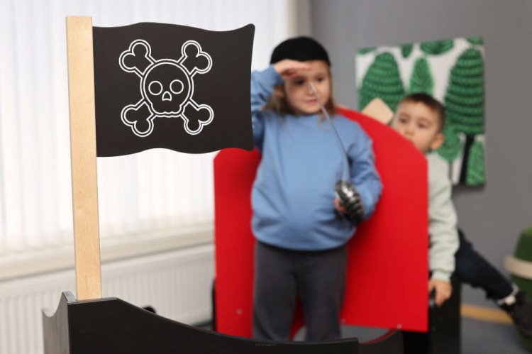 Micki drewniana duża łódka statek piracki mebel edukacyjnye.jpg