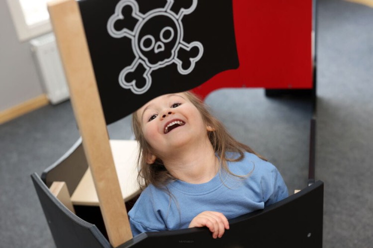 Micki drewniana duża łódka statek piracki mebel edukacyjnyw.jpg