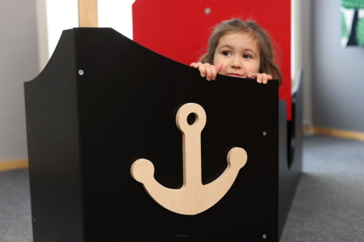 Micki drewniana duża łódka statek piracki mebel edukacyjnyr.jpg