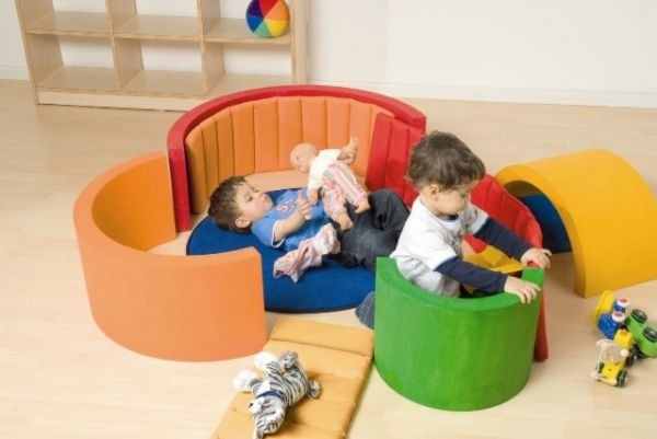 Drewniany tęczowy tunel tęcza