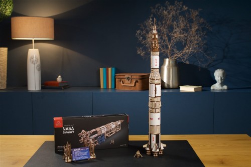 Model-rakiety-NASA-Saturn-V---Ugears7.jpg