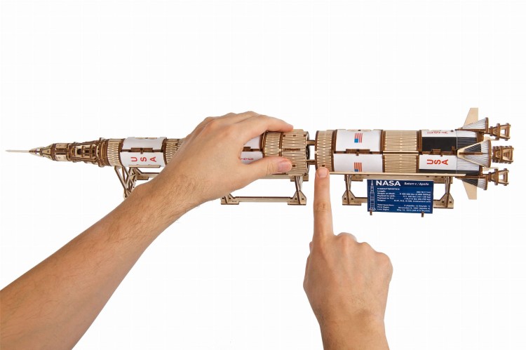 Model-rakiety-NASA-Saturn-V---Ugears4.jpg