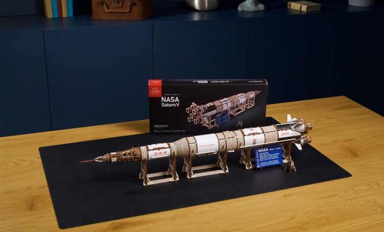 Model-rakiety-NASA-Saturn-V---Ugears8.jpg