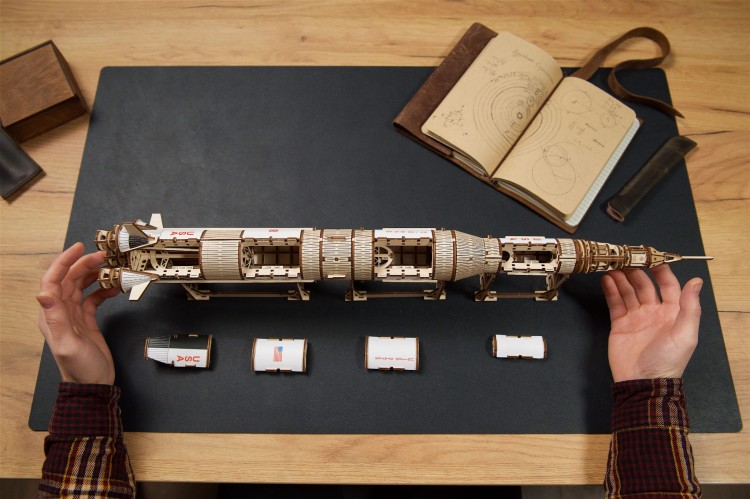 Model-rakiety-NASA-Saturn-V---Ugears11.jpg
