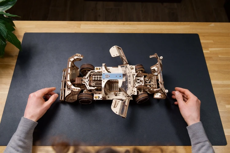 12UGT-24-Wyscigowka-Enduro--Model-Mechaniczny-do-skladania-Ugears.webp