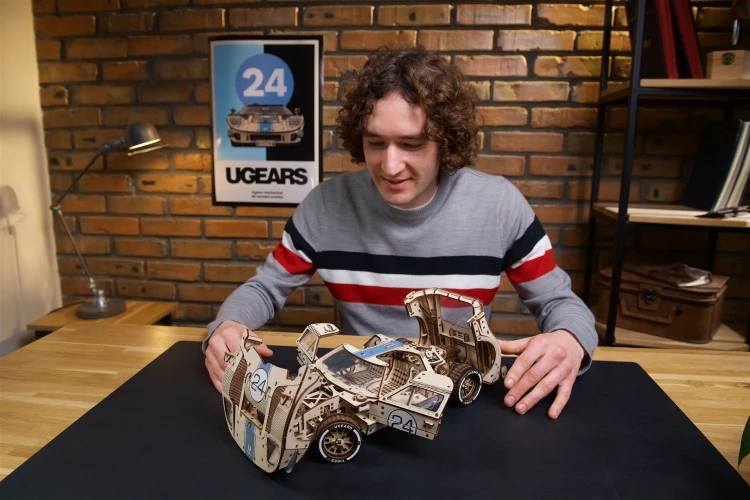 11UGT-24-Wyscigowka-Enduro--Model-Mechaniczny-do-skladania-Ugears.webp