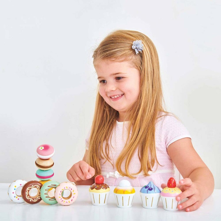 TV331-cupcakes-using-imaginative-play-with-wooden-foods.jpg