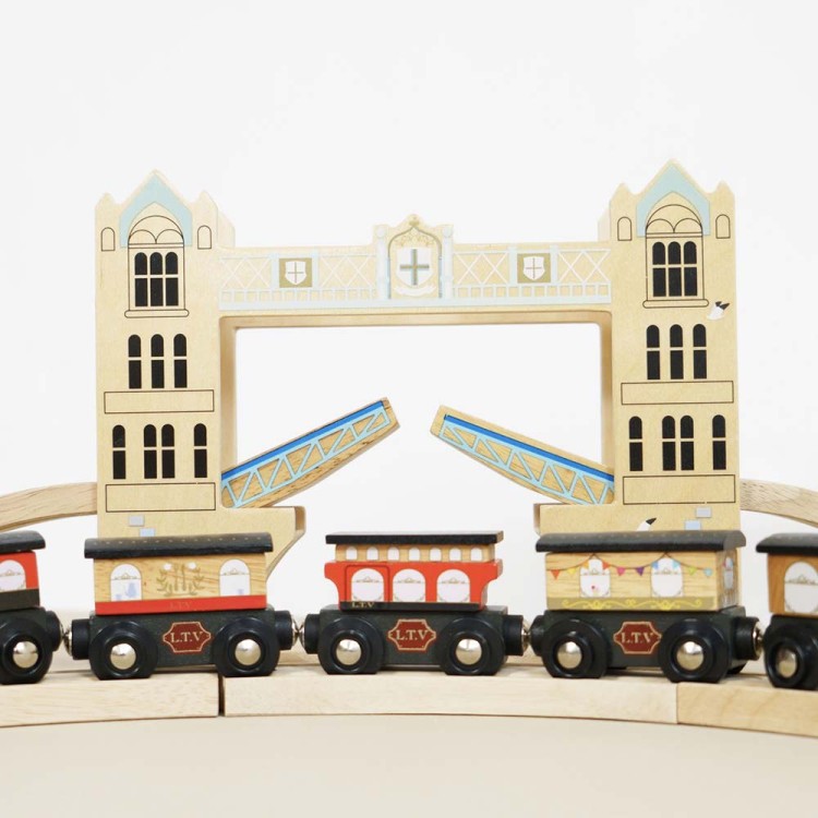 TV701-city-train-set-twoer-of-london-with-drawbridges-up.jpg