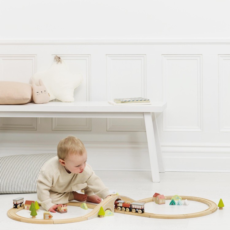 TV702-firgure-of-8-train-set-toddler-playing-with-bridge.jpg