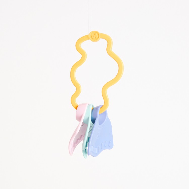le-jouet-simple-jouet-d-e-veil-made-in-france-plastique-recycle-hochet-jaune-P121-2-2-.jpg
