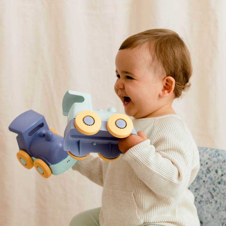 le-jouet-simple-jouet-d-e-veil-made-in-france-plastique-recycle-locomotive-zglobal-P123-4-.jpg