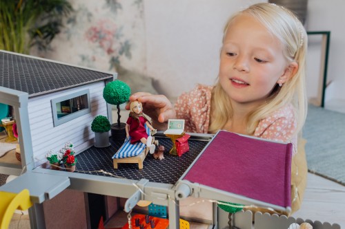 I-60102100-60102200-60808200-60904800-60905500-60102600-Lundby-doll-with-computer.jpg