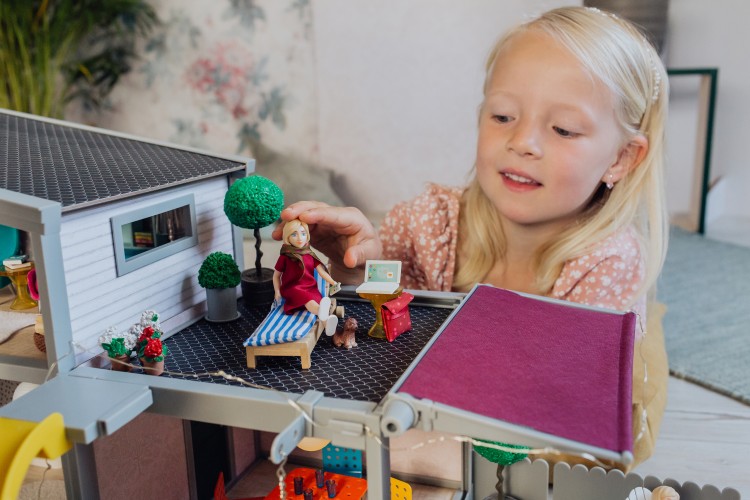 I-60102100-60102200-60808200-60904800-60905500-60102600-Lundby-doll-with-computer.jpg