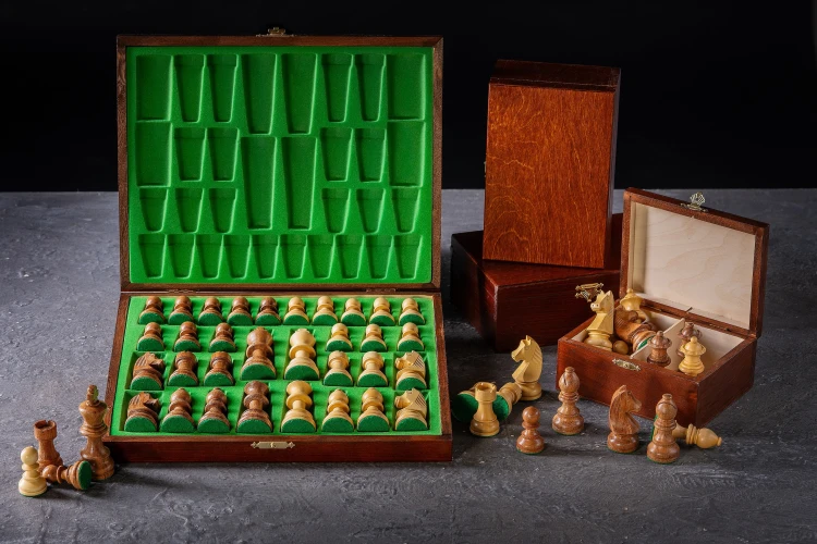 5902560356007_CHI101_S350_German%20Pieces_and_5902560353426_CHW22_Brown_Staunton%20Lux%20Brown_and_5902560352023_CHW23B_DARK__Staunton%20Box_arr.jpg