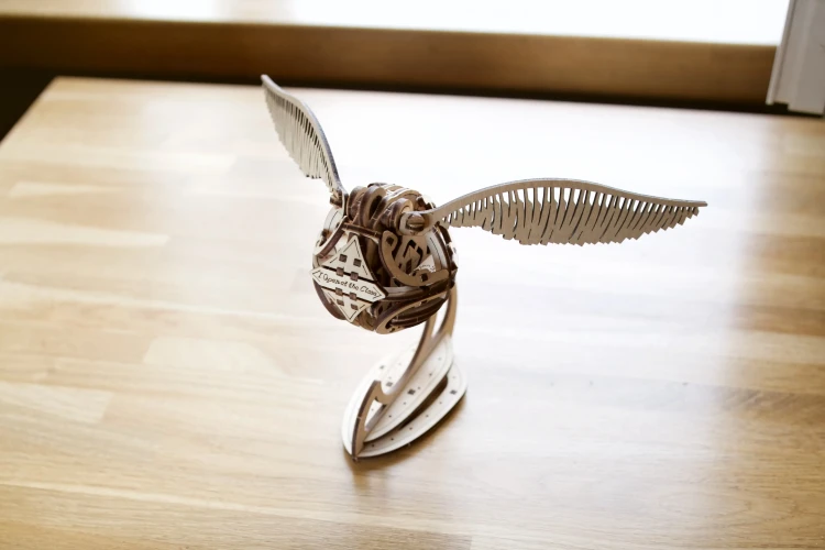 Zloty-Znicz-Harry-Potter6-drewniane-puzzle-3d-Ugears.webp