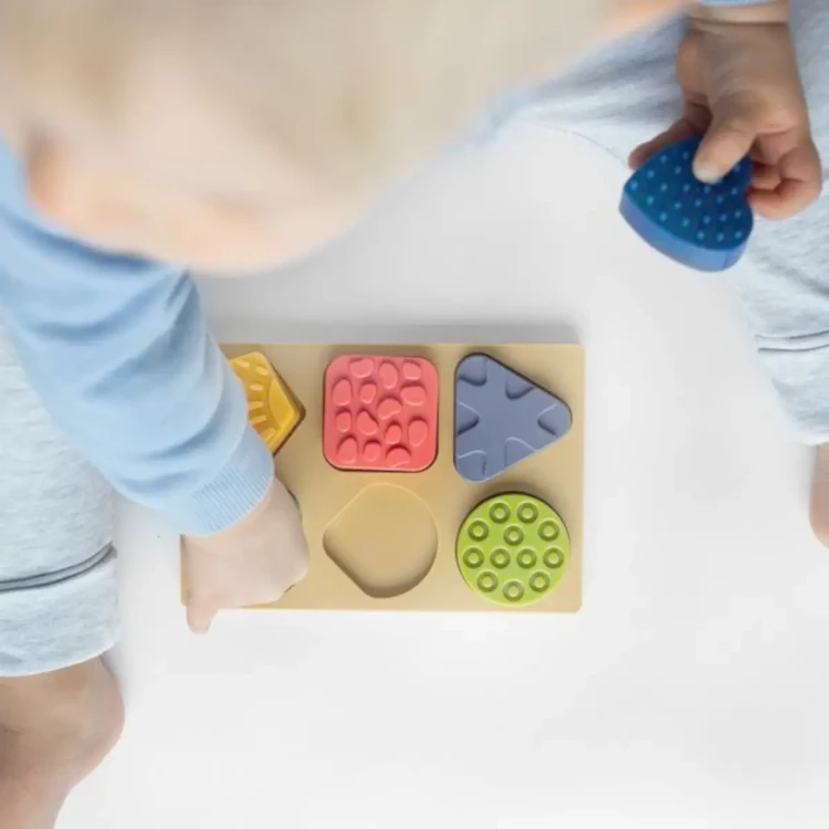 pol_pl_Sensoryczne-puzzle-ksztalty-kontrastowe-Moms-Care-6m-1385_4.webp