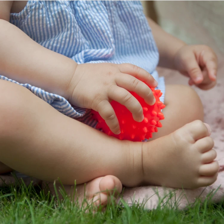 pol_pl_Pileczka-sensoryczna-do-masazu-niebieska-Moms-Care-6m-1403_2.webp