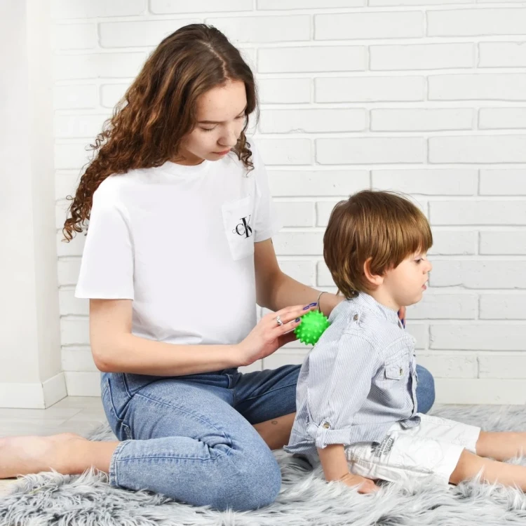pol_pl_Pileczka-sensoryczna-do-masazu-niebieska-Moms-Care-6m-1403_3.webp