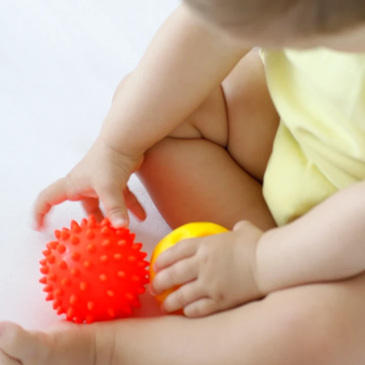 pol_pl_Pileczka-sensoryczna-do-masazu-niebieska-Moms-Care-6m-1403_6.webp