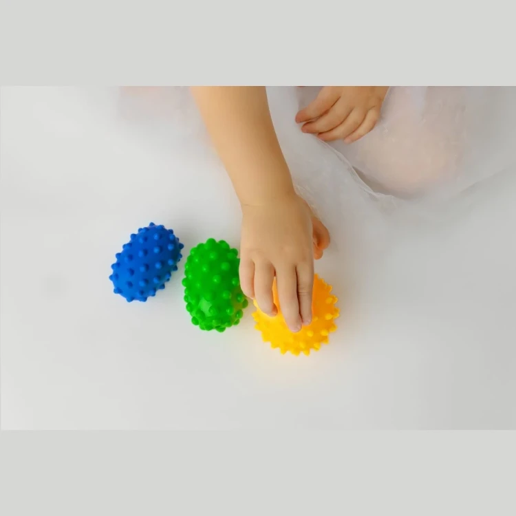 pol_pl_Pileczki-sensoryczne-jezyki-3-szt-od-6-mies-Moms-Care-1405_6.webp