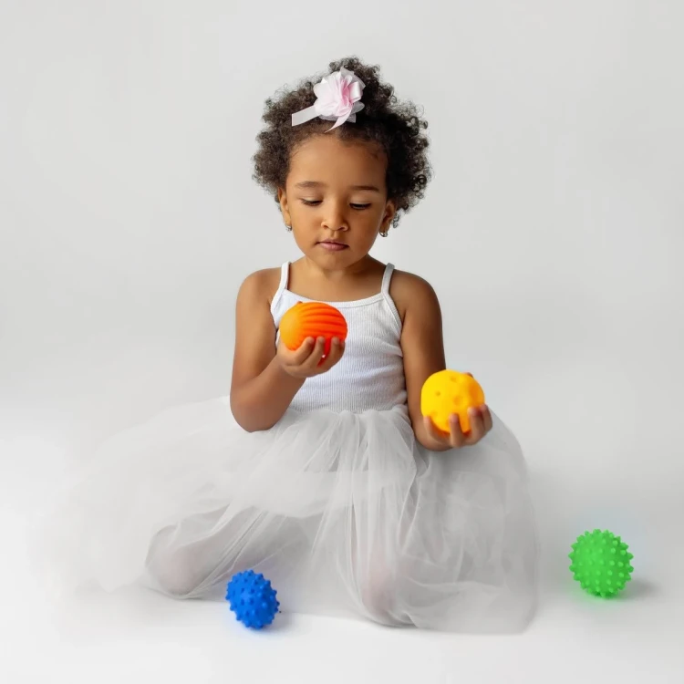pol_pl_Pileczki-sensoryczne-Sensorky-5-szt-Moms-Care-od-6-miesiecy-1406_7.webp