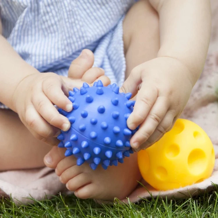 pol_pl_Pileczki-sensoryczne-Sensorky-5-szt-Moms-Care-od-6-miesiecy-1406_6.webp