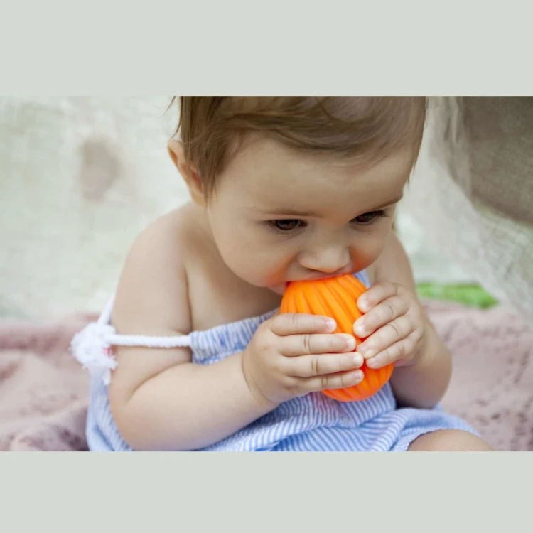 pol_pl_Pileczki-sensoryczne-Sensorky-5-szt-Moms-Care-od-6-miesiecy-1406_1.webp