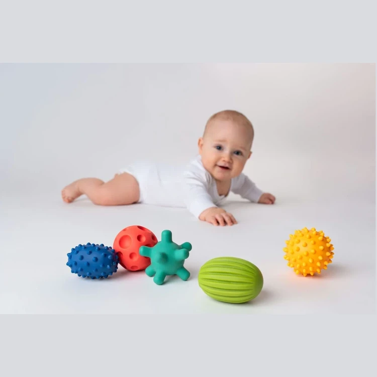 pol_pl_Pastelowe-sensoryczne-pileczki-Sensorky-5-sztuk-6m-Moms-Care-1408_3.webp