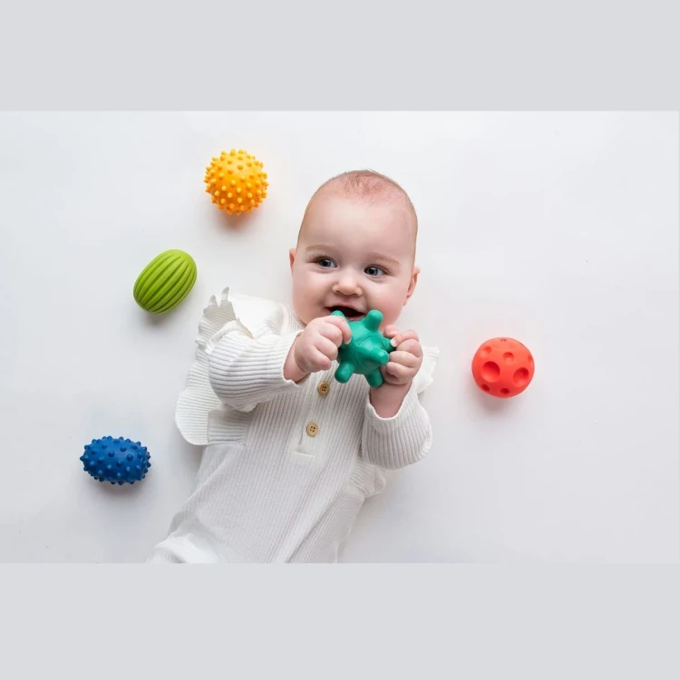 pol_pl_Pastelowe-sensoryczne-pileczki-Sensorky-5-sztuk-6m-Moms-Care-1408_4.webp