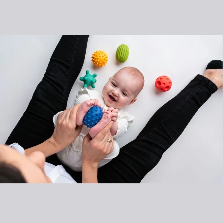 pol_pl_Pastelowe-sensoryczne-pileczki-Sensorky-5-sztuk-6m-Moms-Care-1408_2.webp