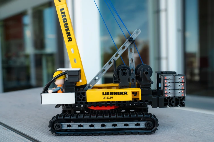 Klocki-konstrukcyjne---3Zuraw-gasienicowy-Liebherr---dla-dzieci-od-lat-7.webp