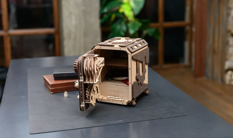 Drewniany-Model-8Mechaniczny-Puzzle-3D--Sejf-2.0-Ugears.webp
