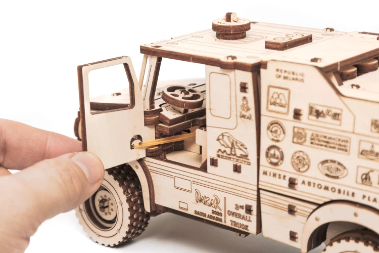 Ciezarowka-MAZ-6440-5-drewniane-mechaniczne-puzzle-3D.webp