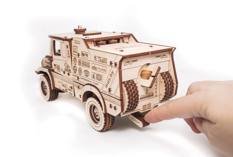 Ciezarowka-MAZ-6440-7-drewniane-mechaniczne-puzzle-3D.webp