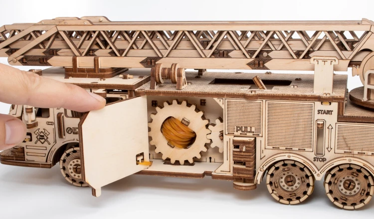 Woz-strazacki-5--drewniane,-mechaniczne-puzzle-3D.webp