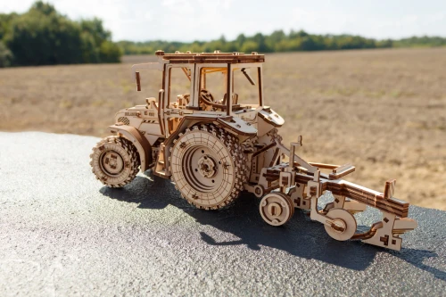 Traktor-BELARUS-82.3-z7-plugiem--drewniane,-mechaniczne-puzzle-3D.webp