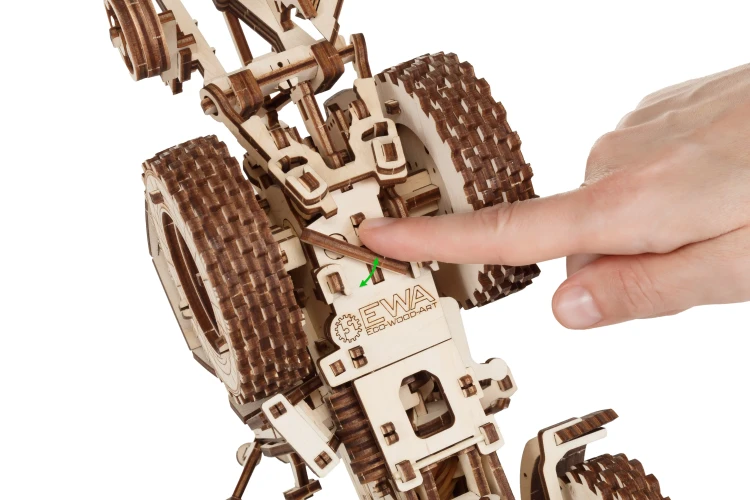 Traktor-BELARUS-82.35-z-plugiem--drewniane,-mechaniczne-puzzle-3D.webp