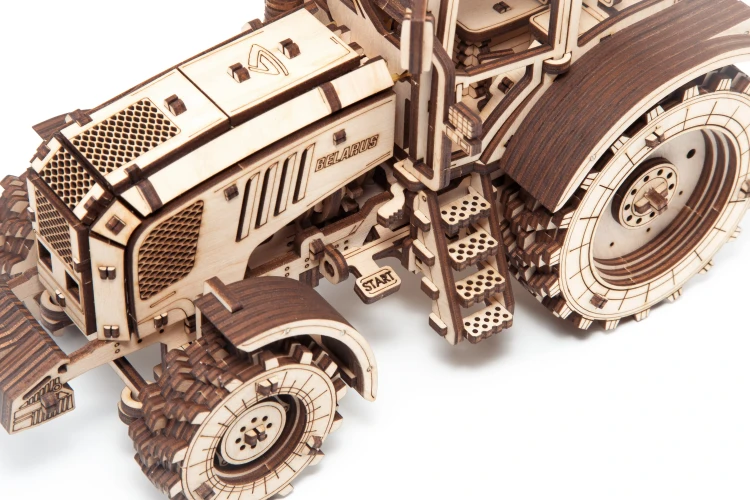 Traktor-BELARUS-2022--3drewniane,-mechaniczne-puzzle-3D.webp